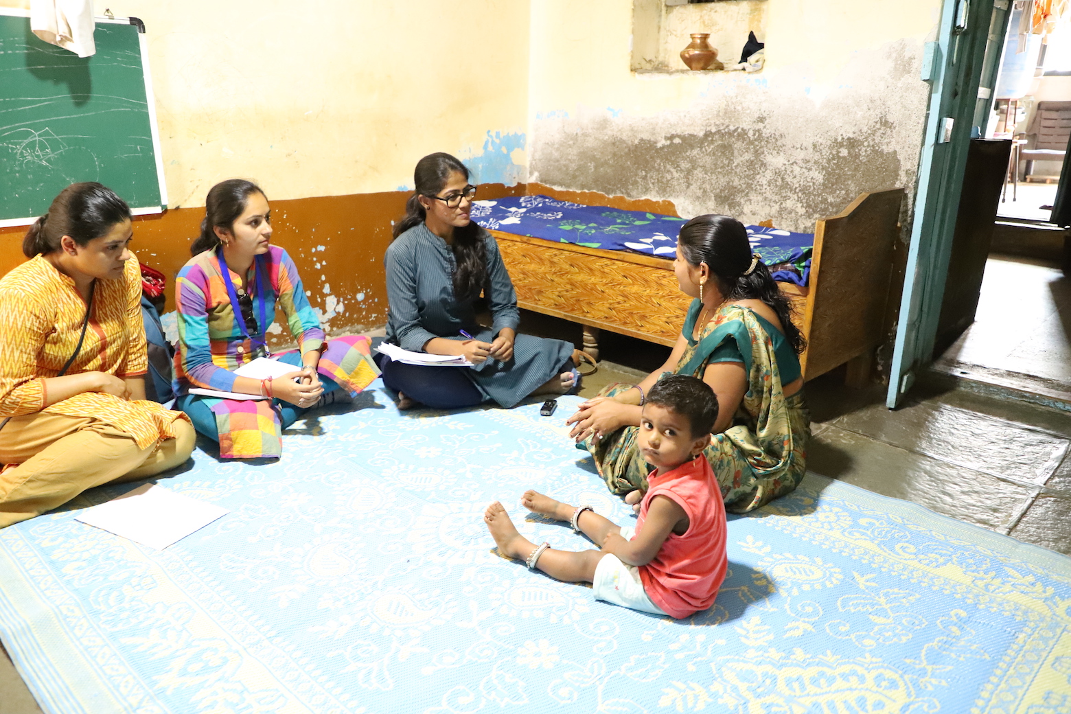 Four women and a child meet together during the CHARM2 trial in Maharashtra, India. Photo: Mr. Gopinath Shinde; CHARM2 Project in Maharashtra, India.