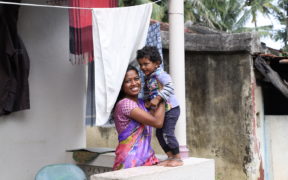 Seorang ibu, yang baru sahaja menamatkan sesi CHARM2, dan anaknya. Foto: Encik. Gopinath Shinde; Projek CHARM2 di Maharashtra, India.