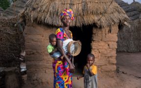 Uma mulher no Senegal que participou de um programa de empoderamento comunitário com seus filhos perto de sua casa. 2014, Jonathan Torgovnik/Getty Images/Imagens de empoderamento