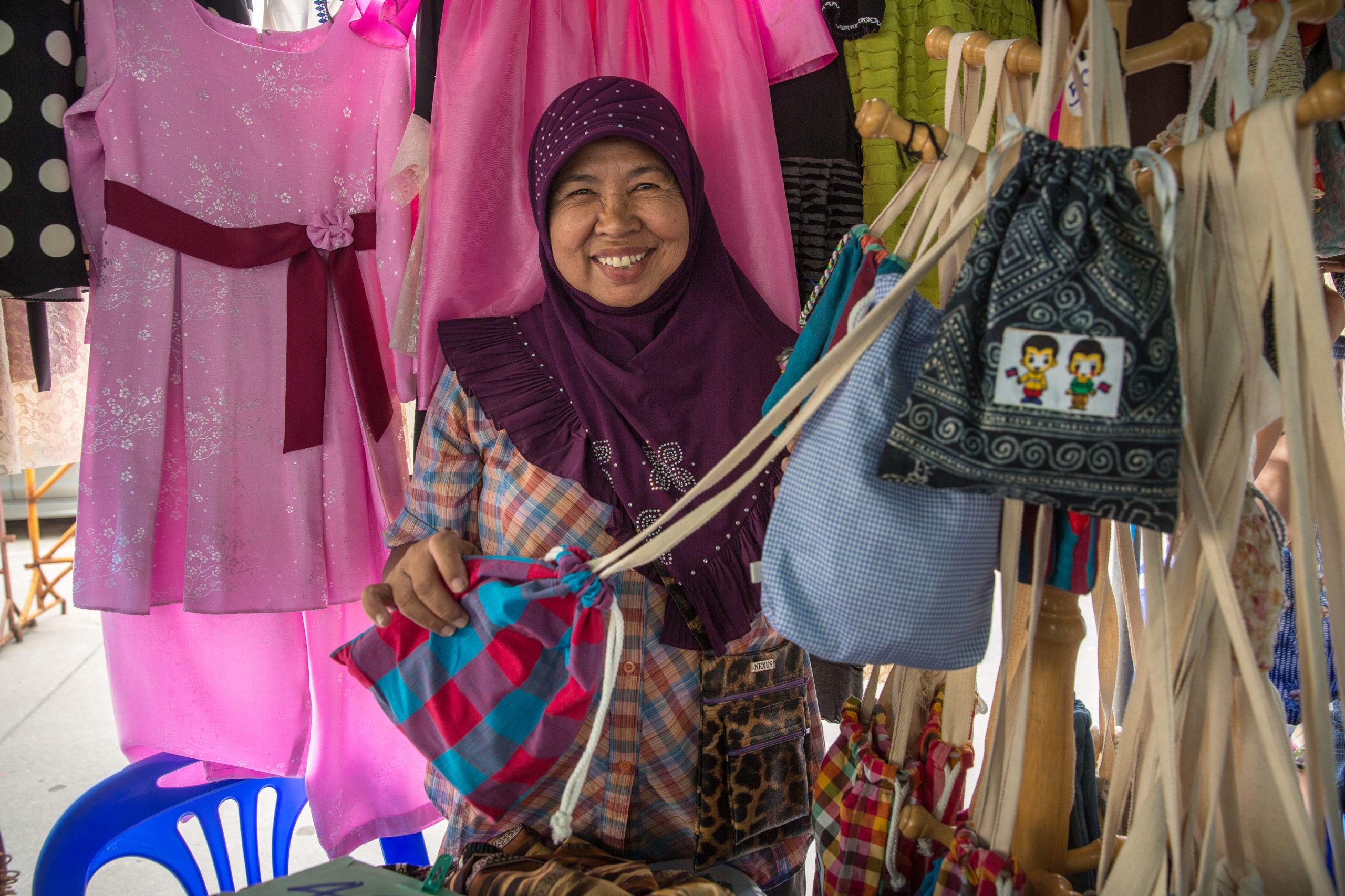 Aurapin Sakvichit muestra su ropa a la venta en un mercado local en Tailandia. No sorprende que las mujeres y niñas más afectadas por la pandemia sean las que siempre han tenido el acceso más restringido a los suministros de salud reproductiva.. Foto: Paula Bronstein/Getty Images/Imágenes de empoderamiento