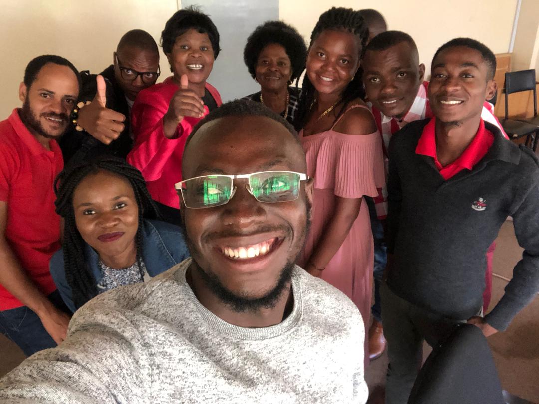 In-person gatherings, like this one in Blantyre, afford mentees and mentors the opportunity to share experiences  and engage in group problem solving. Sadaka ya picha: Mpango wa Kimataifa wa Malawi.