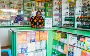 Les petites pharmacies commerciales sont souvent la première ligne de soins de santé- et pays à revenu intermédiaire, en particulier dans les zones rurales. Photo: FHI 360.