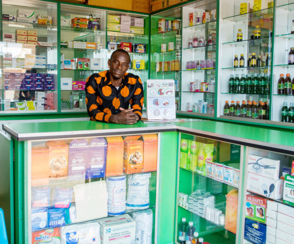 Impliquer les pharmacies: Critique pour accroître l'accès à la planification familiale