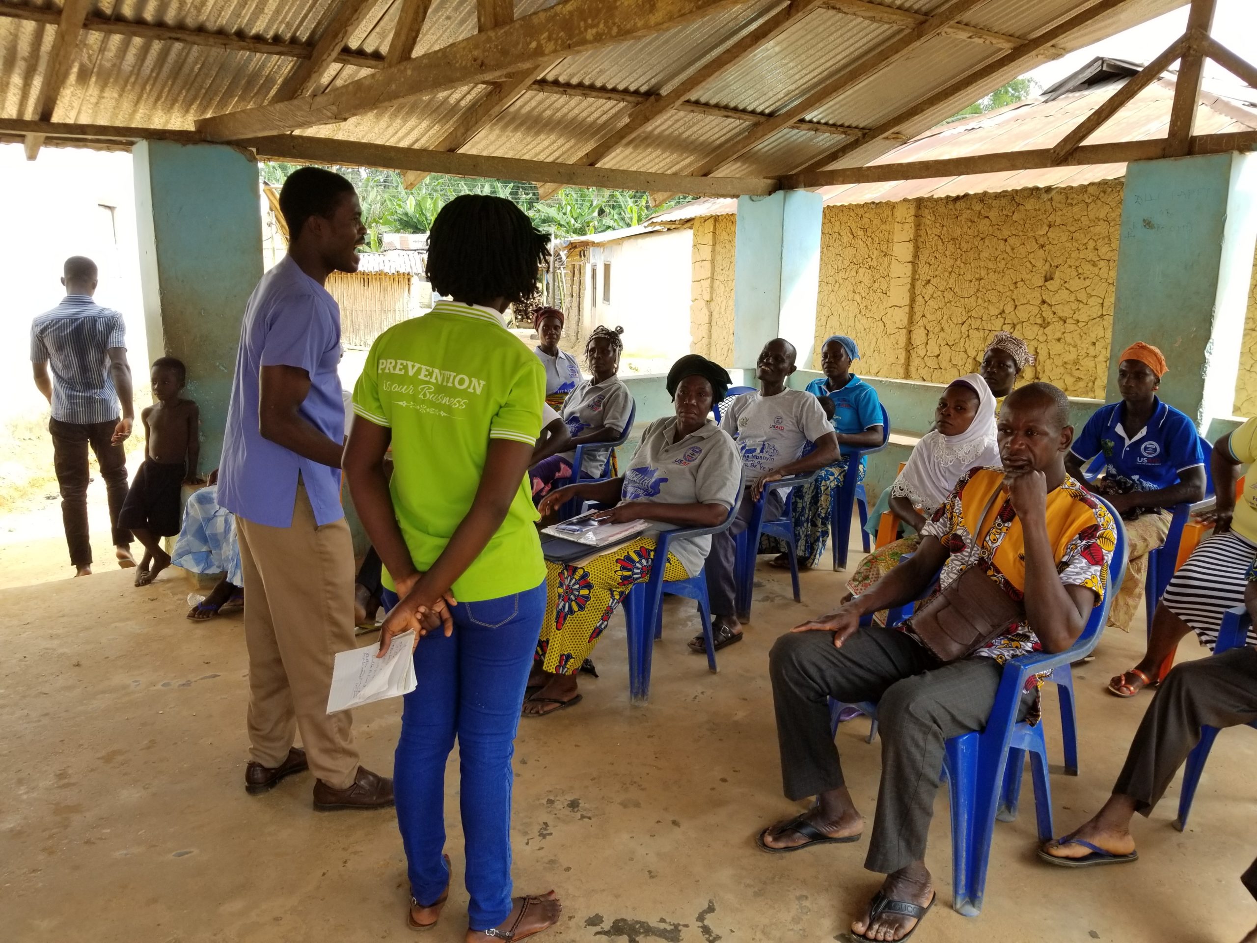 Health workers teach a Natural Resource Management group about family planning. Foto: Hen Mpoano.