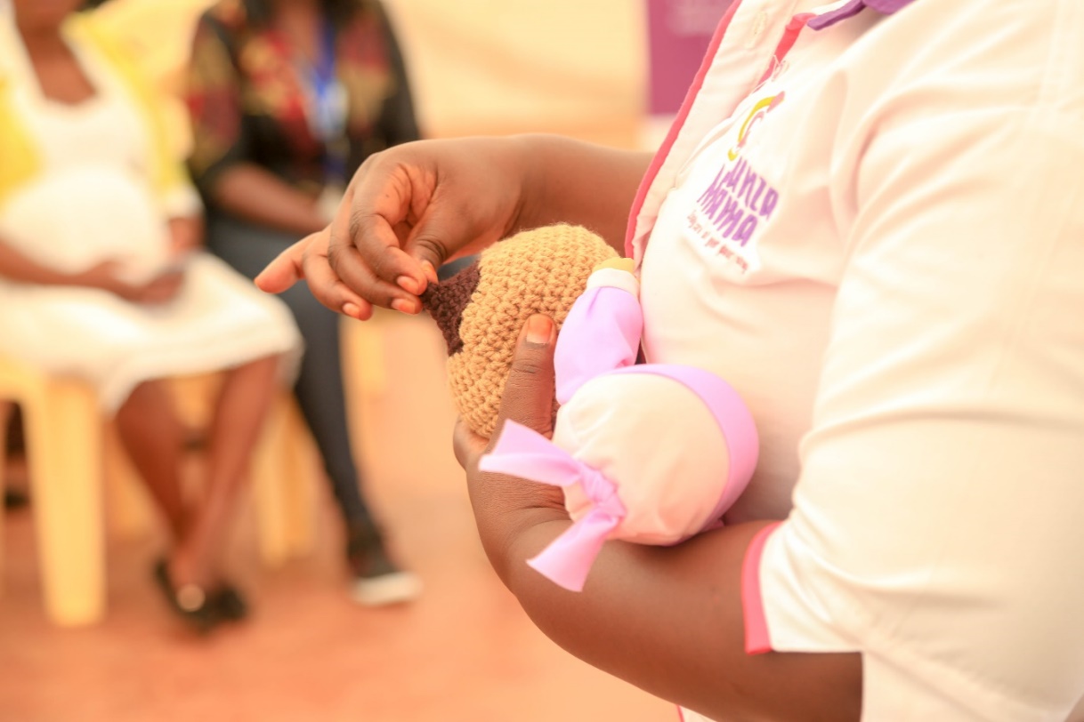 Marygrace Obonyo enseigne aux mères les pratiques d'allaitement dans le comté de Kisii.