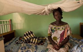 Seorang ibu di Senegal (foto d’Arne Hoel/lesen sous Bank Dunia CC BY 2.0)