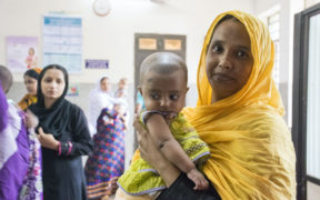 Centro de Saúde Comunitária de Gonoshasthaya (fora de Daca). Gonoshsthaya Kendra (GK) fornece assistência médica e seguro de saúde para populações carentes em Bangladesh. foto: Rama George-Alleyne / Banco Mundial