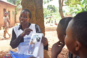 In Iganga district, Uganda, a VHT educates women about modern family planning methods.  Photo credit: Phionah Katushabe/Living Goods 