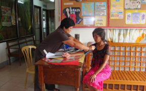 Babae ay tumatanggap ng isang health check-up. Agusan ng Timog, Pilipinas. Social Welfare and Development Reform Program. Larawan: Dave Llorito / World Bank