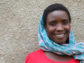 « Je me sens plus fort et j'ai le temps de m'occuper de tous mes enfants," dit Viola, une mère de six enfants qui a accédé aux services de planification familiale pour la première fois en 2016. Crédit d'image: Sheena Ariyapala/Département du développement international (DFID), de Flickr Creative Commons