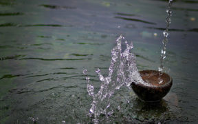 Umaapaw ang tasa ng fountain. Credit ng larawan: Flickr user na “Spookygonk”, https://www.flickr.com/photos/spookygonk/245315375 / Flickr Creative Commons