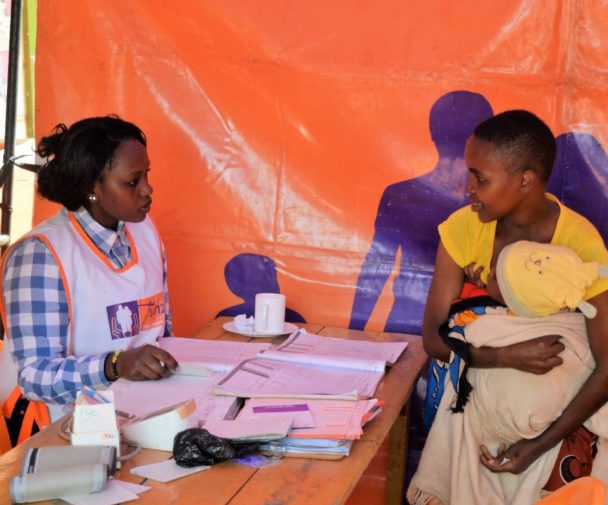 मुरंगा काउंटी में प्रसवोत्तर यात्रा के दौरान एक महिला स्वास्थ्य प्रदाता के साथ चैट करती है, केन्या, as part of the Tunza Family Health Network's social franchising. तस्वीर: पीएस केन्या/एजरा अबागा