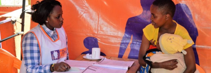 A lady chats with a health provider during a postnatal visit in Murang’a County, Kenya, as part of the Tunza Family Health Network's social franchising. Sary: PS Kenya/ Ezra Abaga