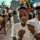 Des infirmières de service et des étudiantes infirmières donnent des vaccins au Centre de santé de La Fossette en Haïti. Crédit d'image: Karen Kasmauski, MCSP et Jhpiego, via le flux de photos Flickr de l'USAID.
