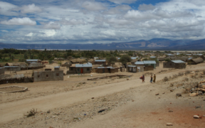 A landscape image of a village near the dry salt lake Eyasi in northern Tanzania. Fanomezana sary: Pixabay user jambogyuri
