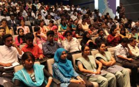 بنگلہ دیشی نوجوان ٹاؤن انٹرویو میں شرکت کر رہے ہیں۔ | کریڈٹ: اسٹیٹ ڈیپارٹمنٹ/پبلک ڈومین
