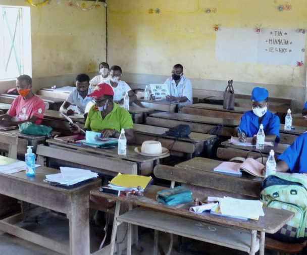 نقاب پوش ہیلتھ کیئر ورکرز سیکھ رہے ہیں۔ | افریقہ میں یو ایس ایڈ | کریڈٹ: جے ایس آئی