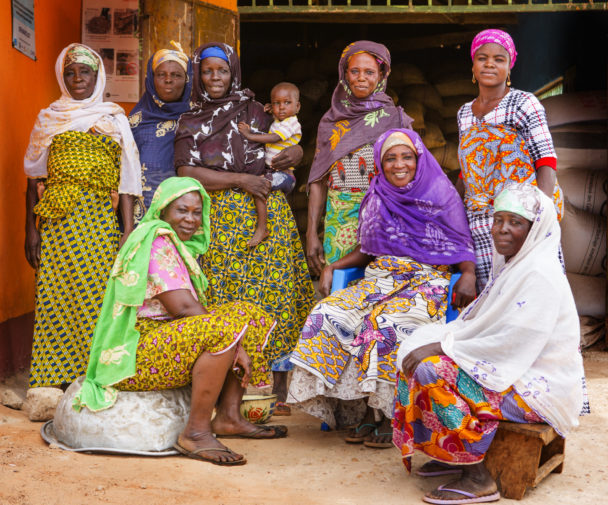 Femmes du village d'Afrique de l'Ouest | L'USAID et la Global Shea Alliance s'associent pour connecter les villageoises d'Afrique de l'Ouest au marché mondial | Photo: Douglas Gritzmacher/USAID