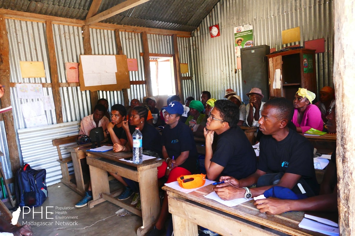 Un groupe de personnes lors d'une réunion de PHE Madagascar. Photo reproduite avec l'aimable autorisation du réseau PHE de Madagascar