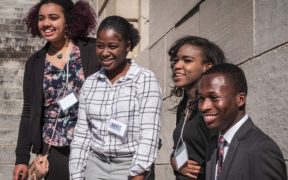 Nhengo dzeMississippi Youth Council (MYCouncil) tsigira pamuzinda wehurumende pamusoro pekudzidzisa pabonde muzvikoro zvavo. | Nina Robinson/Getty Mifananidzo/Mifananidzo Yekugonesa.