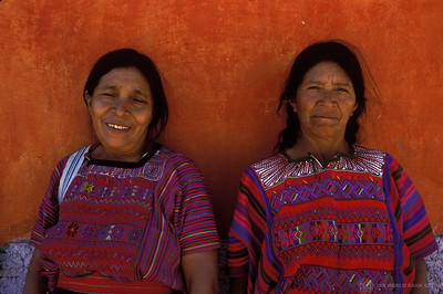 Portrait of women in traditional clothing. Photo: © Curt Carnemark / World Bank