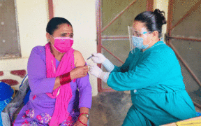 Seorang pekerja kesihatan menyediakan kontraseptif suntikan kepada seorang wanita di Nepal