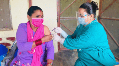 Um profissional de saúde fornece contracepção injetável a uma mulher no Nepal