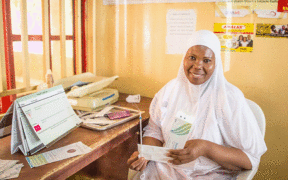 Enfermera con materiales de inserción. Esta imagen es de "Un enfoque integrado para aumentar la anticoncepción reversible de acción prolongada posparto en el norte de Nigeria" Historia de implementación del IBP por Clinton Health Access Initiative (CHAI).