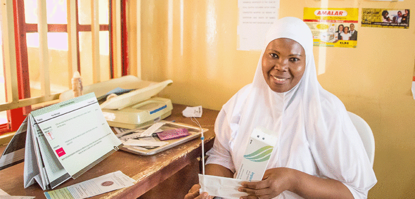 Infirmière tenant des matériaux d'insertion. This image is from "An Integrated Approach to Increasing Postpartum Long-Acting Reversible Contraception in Northern Nigeria” IBP Implementation Story by Clinton Health Access Initiative (CHAI).