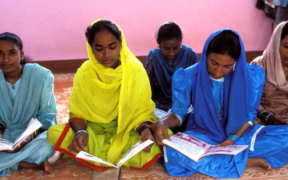 Mujeres en una clase de alfabetización de adultos. Crédito: John Isaac/Banco Mundial.