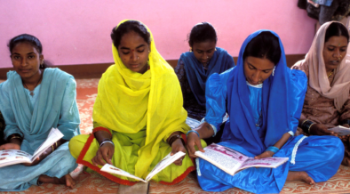 Mulheres em uma classe de alfabetização de adultos. Crédito: John Isaac/Banco Mundial.