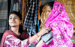 Una mujer en un centro de salud en Bangladesh