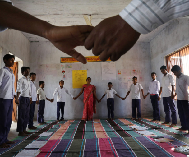 मिडिल स्कूल केओटी बालक में लड़कों की एक कक्षा हाथ पकड़ती है