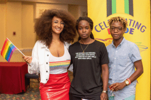Três jamaicanos LGBT. Crédito: Orgulho JFLAG, 2021 © JFLAG