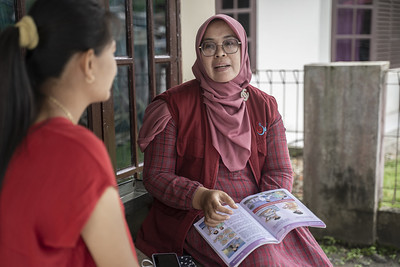 Volunteer provides counseling to a pregnant mother about what to do during pregnancy