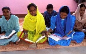 Mulheres em uma aula de alfabetização de adultos financiada pelo Paraspara Trust. foto: John Isaac/ Banco Mundial