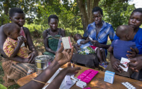 Mulheres do Grupo de Jovens Mães se reunindo e recebendo informações sobre planejamento familiar de um agente comunitário de saúde. O programa é apoiado pela Reproductive Health Uganda, com o objetivo de empoderar as mulheres do grupo, e fornecer-lhes informações sobre planejamento familiar.