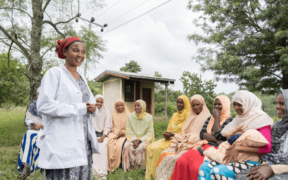 Shegitu, um extensionista de saúde, facilita uma conversa sobre planejamento familiar com dez mulheres no Posto de Saúde Buture em Jimma, Etiópia. Crédito da foto: Maheder Haileselassie Tadese/Getty Images/Imagens de Empoderamento/Dezembro 3, 2019.