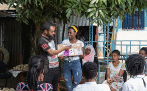 Dalawang taong nag-lecture sa isang babaeng condom