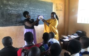 Inisiatif Jantina Wii Tuke berinteraksi dengan kanak-kanak perempuan mengenai Kesihatan Haid-Gambar Inisiatif Jantina Wii Tuke