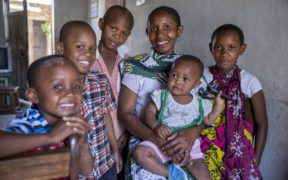 Uma mulher e cinco crianças estão reunidas em um hospital em Rabai, Quênia.