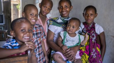Uma mulher e cinco crianças estão reunidas em um hospital em Rabai, Quênia.
