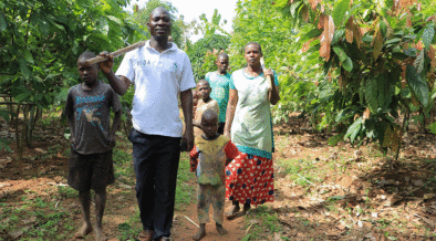 Uma família de sete pessoas caminham juntas pelas árvores em Uganda. Crédito da foto: Charles Kabiswa, Regenerar África