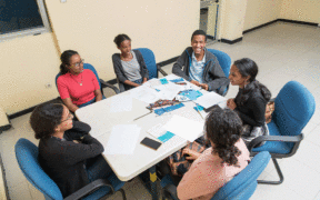 Vários defensores da juventude na Etiópia se reúnem em torno de uma mesa de conferência para discutir seu trabalho relacionado à saúde sexual e reprodutiva de adolescentes e jovens.. Crédito da foto: Maheder Haileselassie Tadese/Getty Images/Imagens of Empowerment