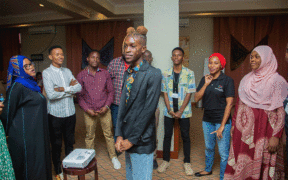 तंजानिया में दूसरी सामाजिक उद्यमिता कार्यशाला में कई यंग एंड अलाइव यूथ फेलोशिप प्रतिभागी एक साथ एकत्रित हुए. चित्र का श्रेय देना: यंग एंड अलाइव इनिशिएटिव में म्विनिहिजा जुमा