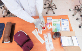 A nurse prepares materials, including pregnancy tests and contraceptive products, for a family planning demonstration. Sary nahazoan-: Maheder Haileselassie Tadese/Sary Getty/Sarin'ny Fanomezana fahefana