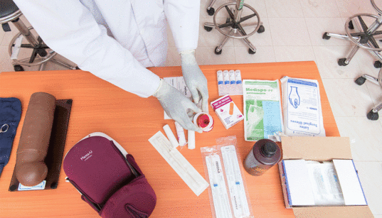 A nurse prepares materials, including pregnancy tests and contraceptive products, for a family planning demonstration. کریڈٹ: مہیدر ہیلیسلیسی تاڈیس/گیٹی امیجز/امپاورمنٹ کی تصاویر