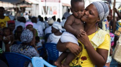 A mother holding her baby. Photo credit: Communauté de Pratique de la Planification Familiale Post Partum intégrée à la Santé Maternelle Néonatale et Infantile et à la Nutrition
